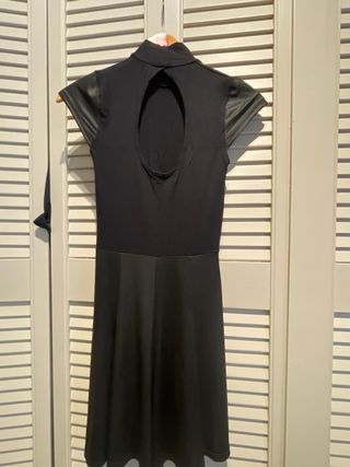 Vestido negro cuello alto manga corta