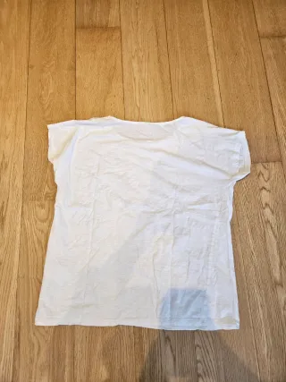 Camiseta blanca cuello redondo estampado tropical