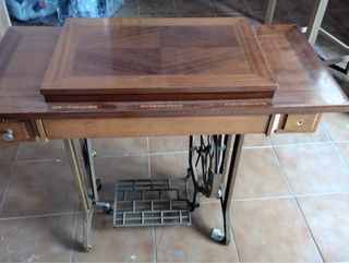 Máquina de coser Alfa antigua