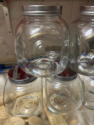 Botes de cristal con tapa metálica