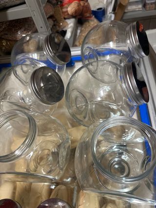 Botes de cristal con tapa metálica