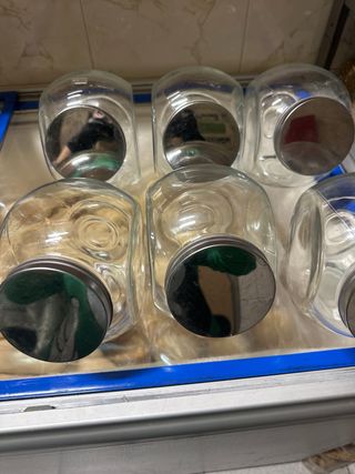 Botes de cristal con tapa metálica