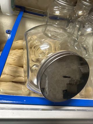 Botes de cristal con tapa metálica