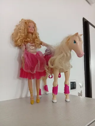 Barbie con cavallo rosa