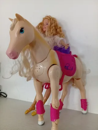 Barbie con cavallo rosa