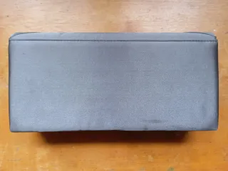 Bolso de fiesta plateado con lazo