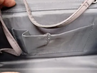 Bolso de fiesta plateado con lazo