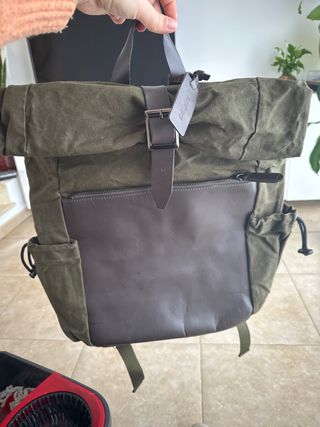 Mochila enrollable de lona y piel