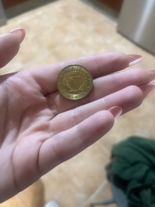 Moneda con escudo y estrellas