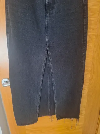 Falda midi vaquera negra Stradivarius Talla XS