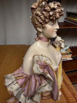 Figura porcelana mujer Turn-Teplitz-Bohemia