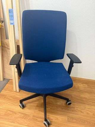 Silla de oficina ergonómica azul