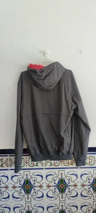 Cazadora Pull&Bear gris y roja talla L