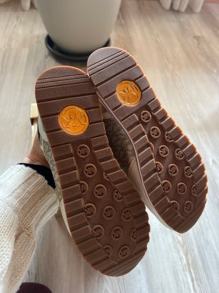 Michael Kors Sneakers Beige y Dorado, talla M7