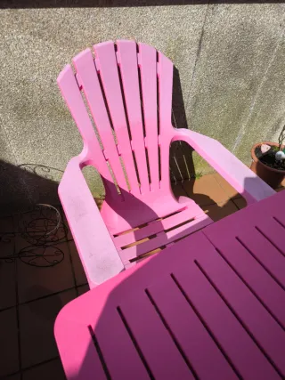Mesa y 2 sillas de plástico rosa..plegable la mesa