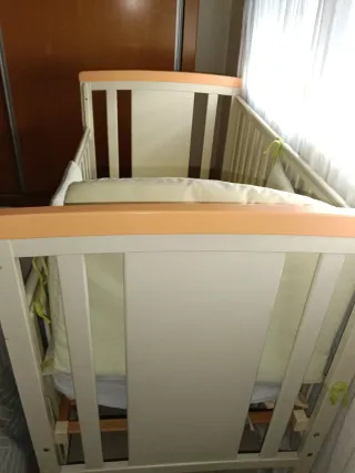 Cuna de bebé con protector y colcha
