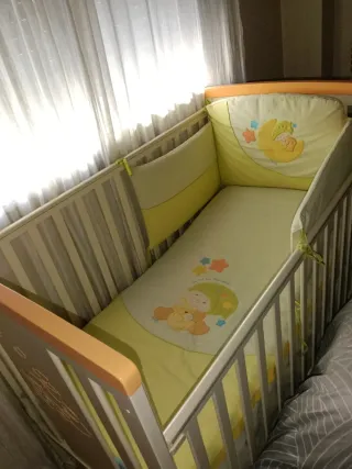 Cuna de bebé con protector y colcha
