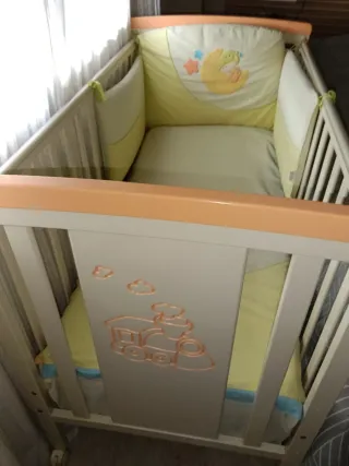 Cuna de bebé con protector y colcha