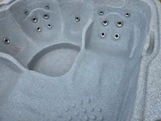 Jacuzzi gris de plástico