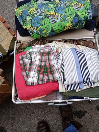 Maleta con Ropa de Mujer