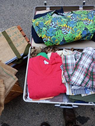 Maleta con Ropa de Mujer