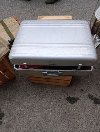 Maleta con Ropa de Mujer