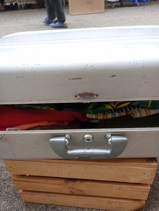 Maleta con Ropa de Mujer