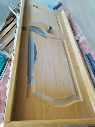 Puerta de entrada de madera. Medidas con marco 90