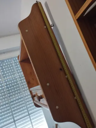 Estantería de madera con cajones