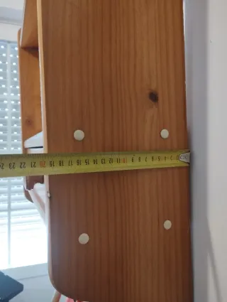 Estantería de madera con cajones