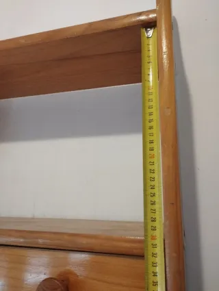 Estantería de madera con cajones