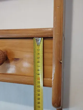 Estantería de madera con cajones