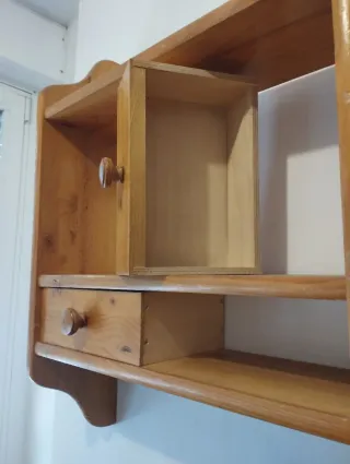 Estantería de madera con cajones