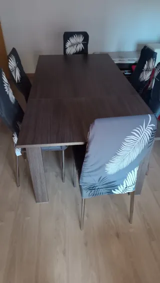 Mesa de comedor madera.