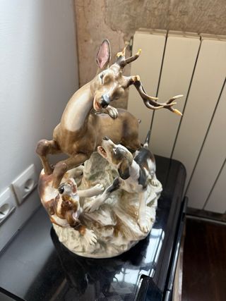 Figura porcelana ciervo y perros caza