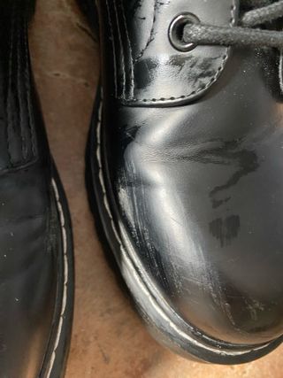 Botas militares negras( tienen unas ralladuras )