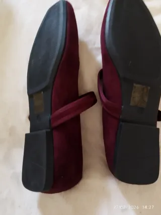 Estos zapatos son unas merceditas de terciopelo