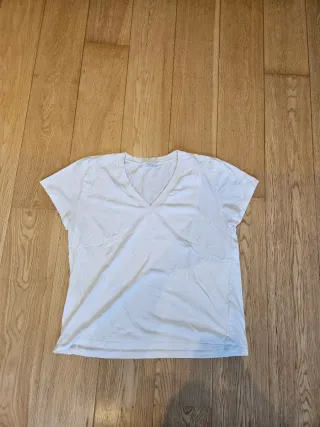 Camiseta blanca cuello pico manga corta