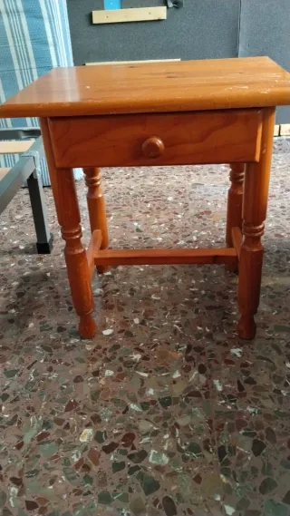 Mesita de noche de madera