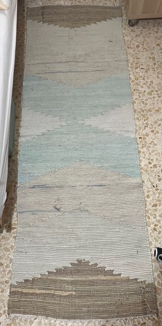 Alfombra de tela beige y azul