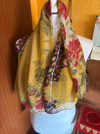 Pañuelo vaporoso estampado floral