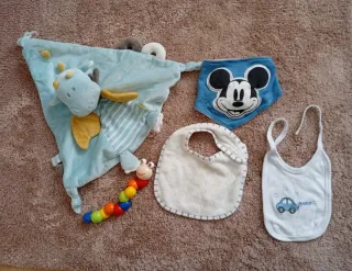 Lote artículos bebé: peluche, gusano y baberos