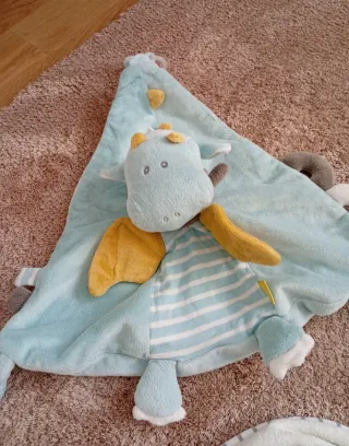 Lote artículos bebé: peluche, gusano y baberos