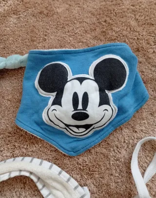 Lote artículos bebé: peluche, gusano y baberos