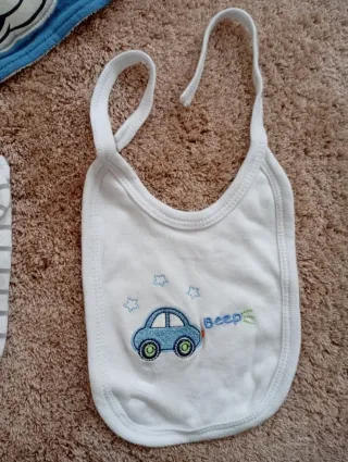 Lote artículos bebé: peluche, gusano y baberos