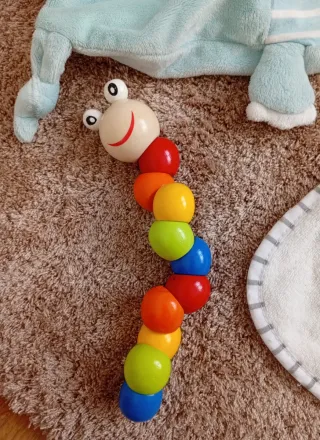 Lote artículos bebé: peluche, gusano y baberos