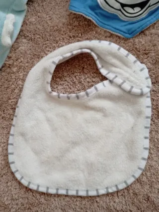 Lote artículos bebé: peluche, gusano y baberos