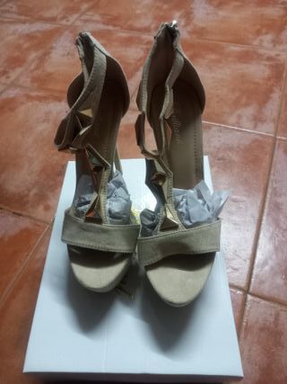 Zapatos de tacón negros y beige con dorados sin es