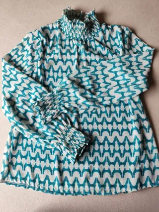 Blusa azul y blanca cuello alto estampado