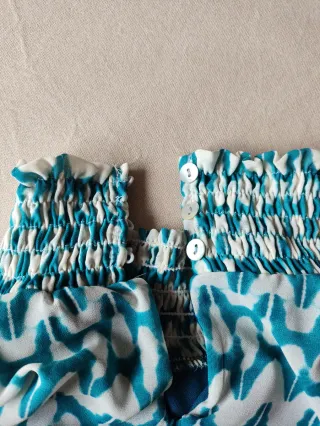 Blusa azul y blanca cuello alto estampado